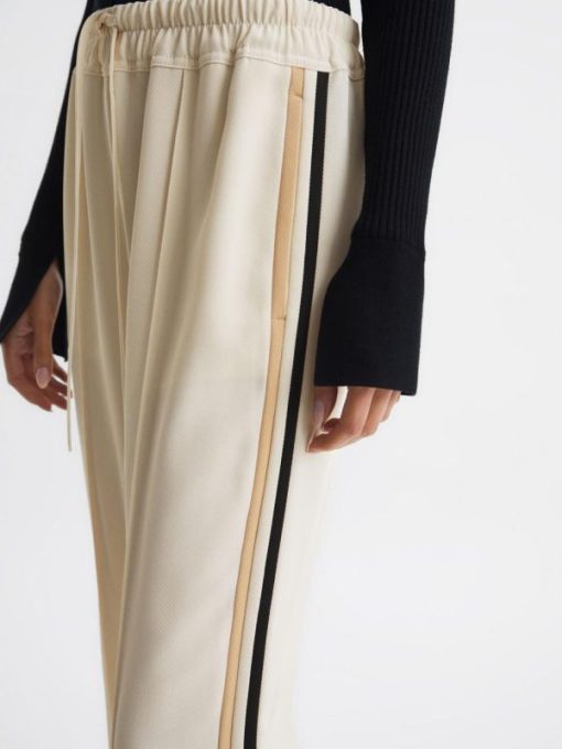 Weddingguestguide.shop5ca51014e8 4